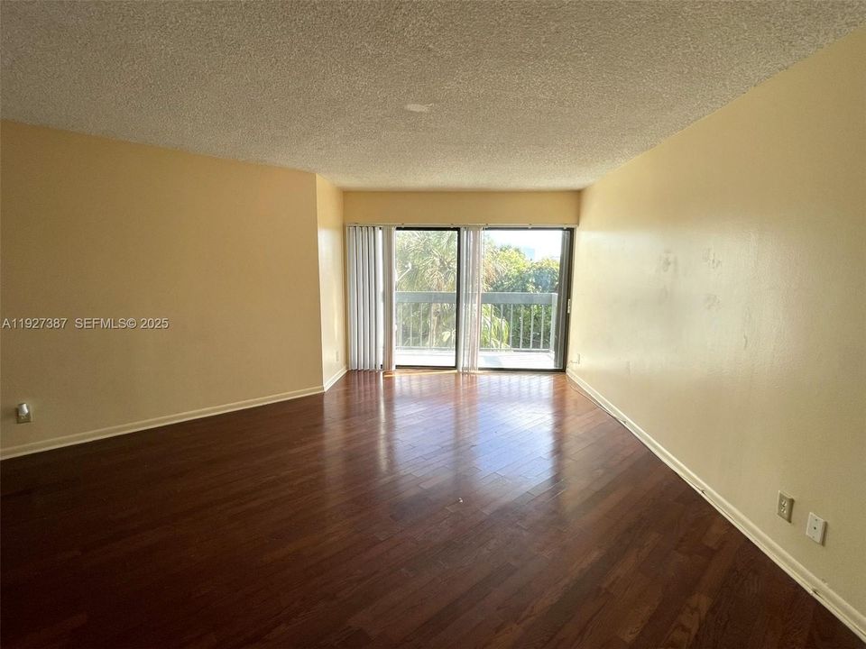 For Rent: $1,600 (1 beds, 1 baths, 775 Square Feet)