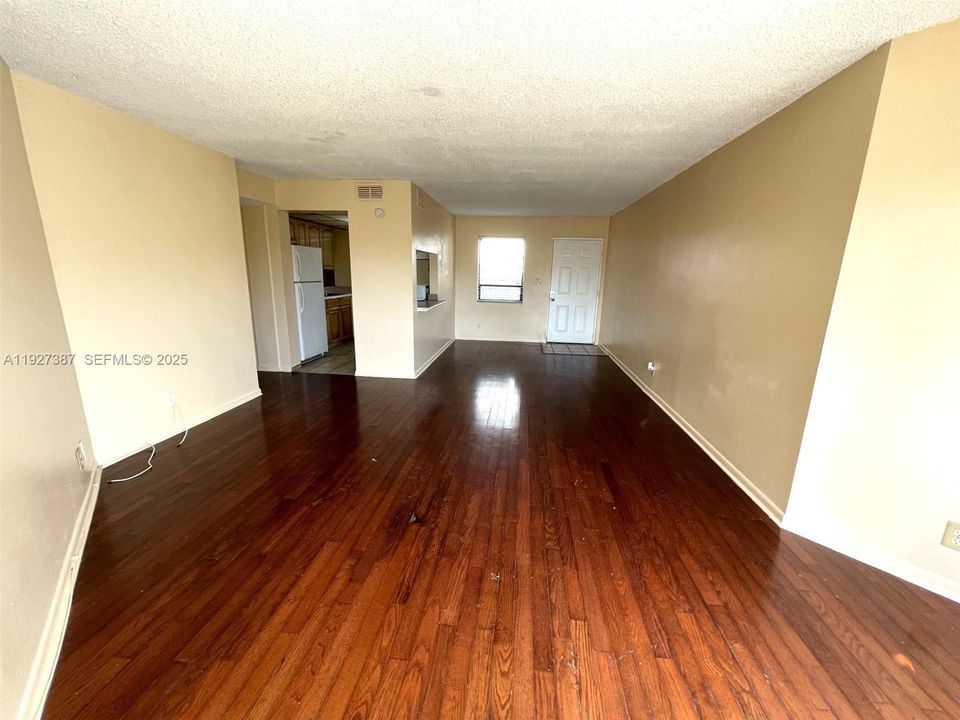 For Rent: $1,600 (1 beds, 1 baths, 775 Square Feet)