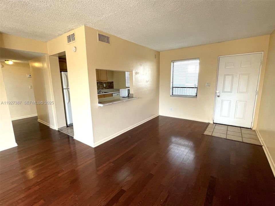 For Rent: $1,600 (1 beds, 1 baths, 775 Square Feet)
