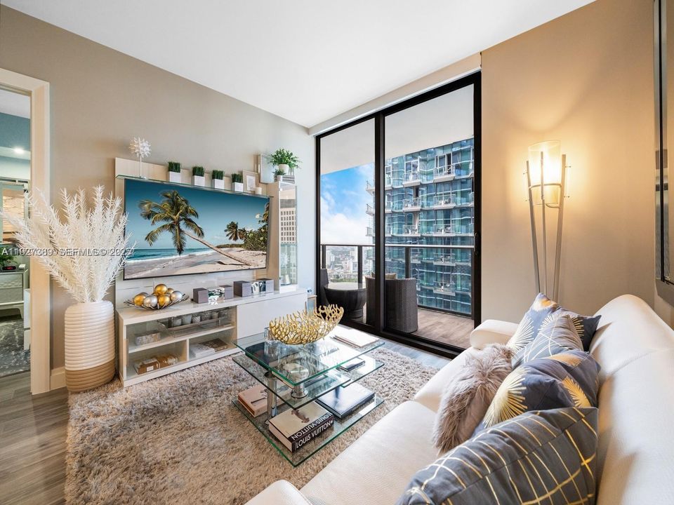 出租: $5,000 (1 贝兹, 2 浴室, 881 平方英尺)