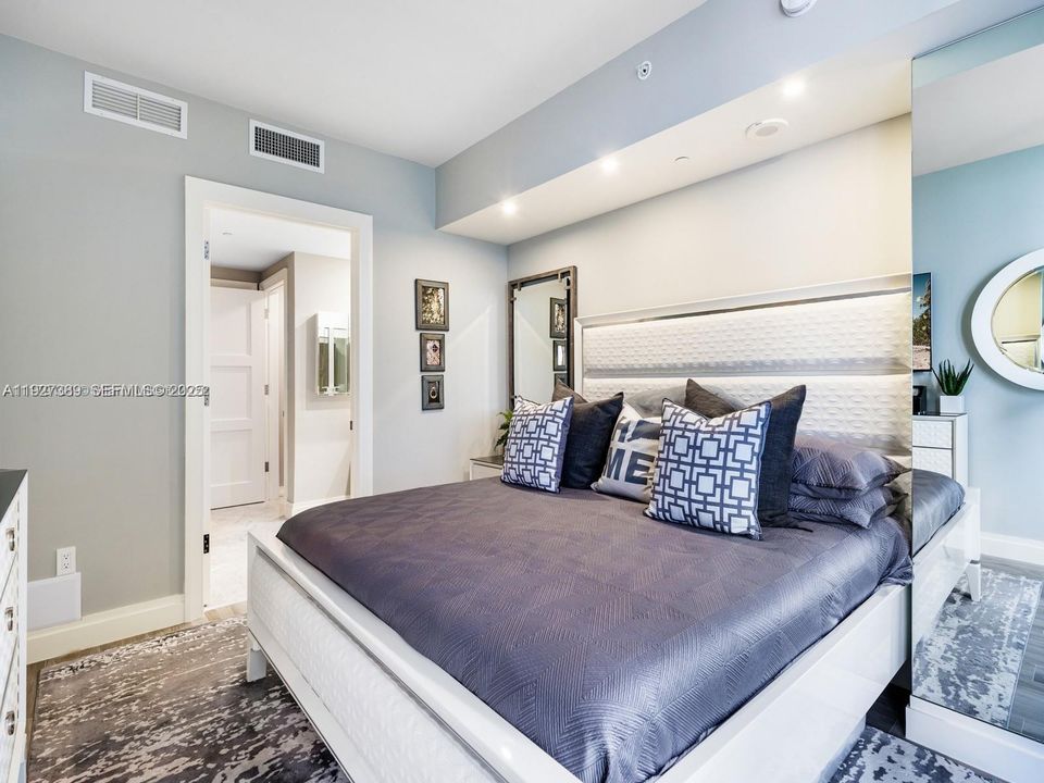 出租: $5,000 (1 贝兹, 2 浴室, 881 平方英尺)