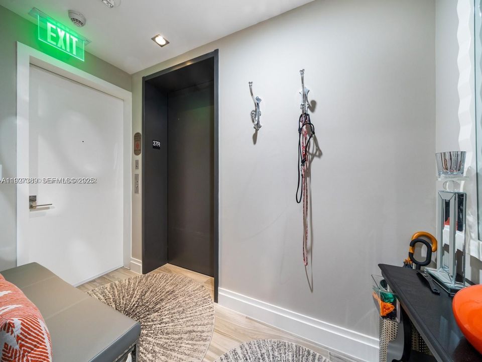 出租: $5,000 (1 贝兹, 2 浴室, 881 平方英尺)