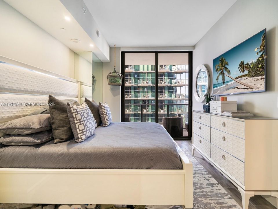 出租: $5,000 (1 贝兹, 2 浴室, 881 平方英尺)