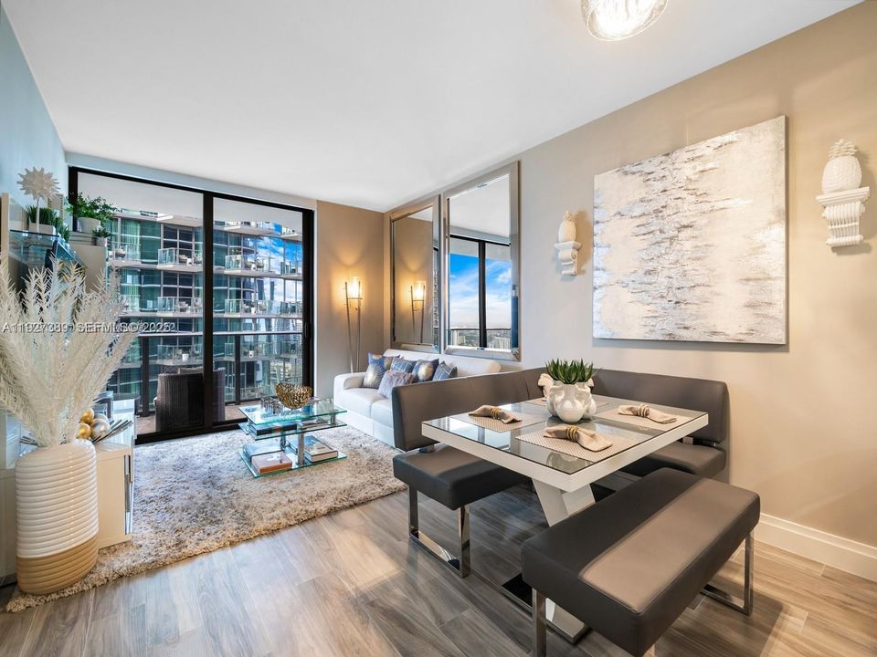 出租: $5,000 (1 贝兹, 2 浴室, 881 平方英尺)