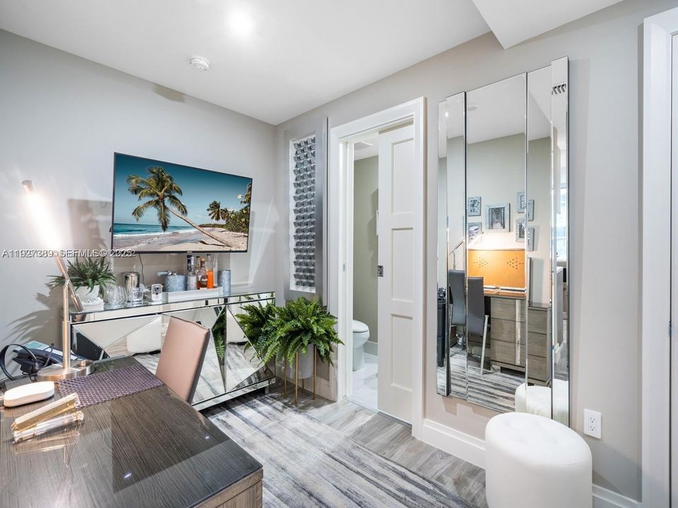 出租: $5,000 (1 贝兹, 2 浴室, 881 平方英尺)