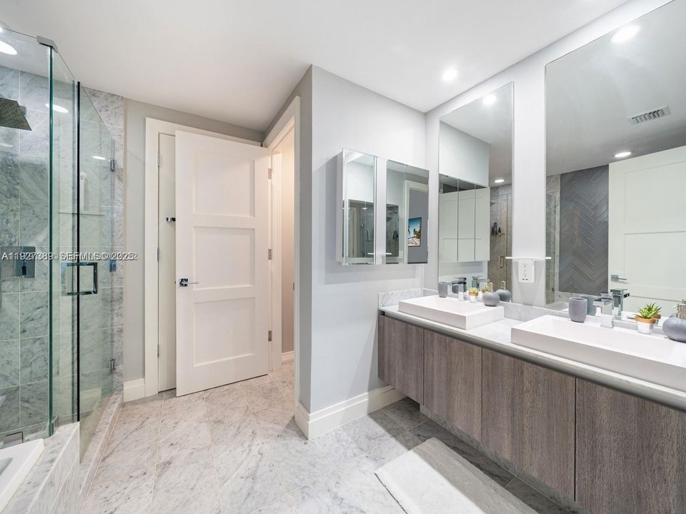 出租: $5,000 (1 贝兹, 2 浴室, 881 平方英尺)