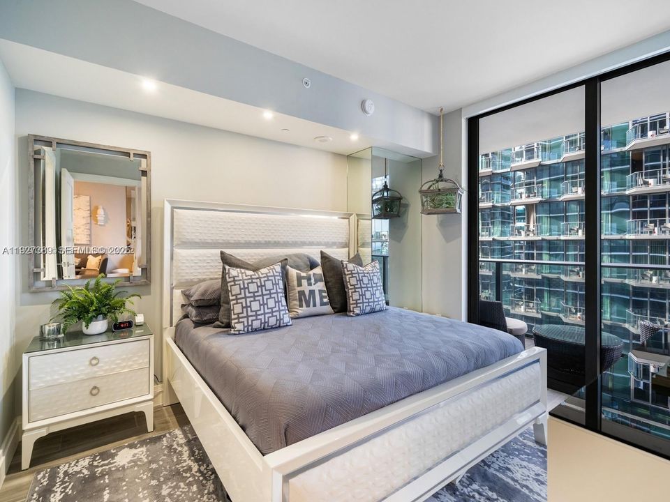 出租: $5,000 (1 贝兹, 2 浴室, 881 平方英尺)