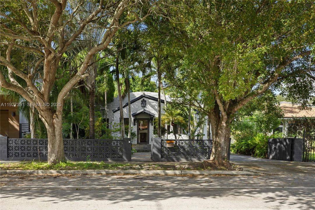 待售: $1,850,000 (4 贝兹, 3 浴室, 2300 平方英尺)