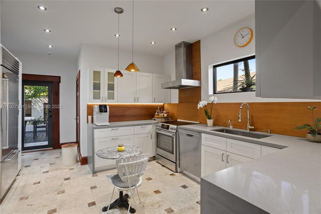 待售: $1,850,000 (4 贝兹, 3 浴室, 2300 平方英尺)