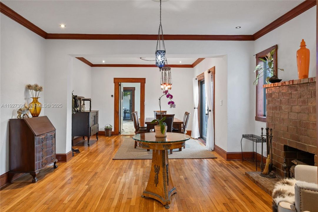 待售: $1,850,000 (4 贝兹, 3 浴室, 2300 平方英尺)