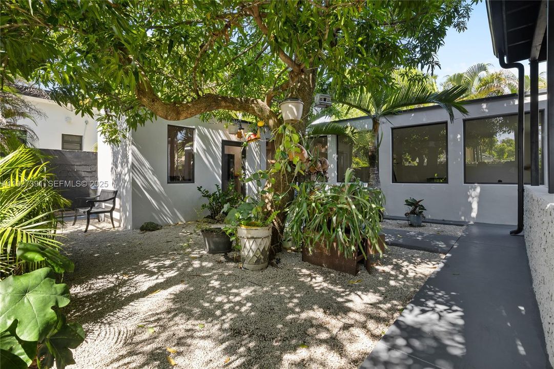 待售: $1,850,000 (4 贝兹, 3 浴室, 2300 平方英尺)