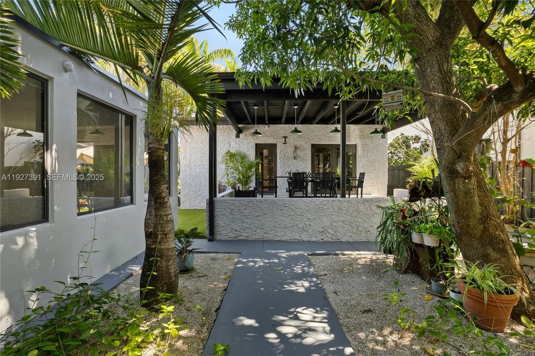 待售: $1,850,000 (4 贝兹, 3 浴室, 2300 平方英尺)