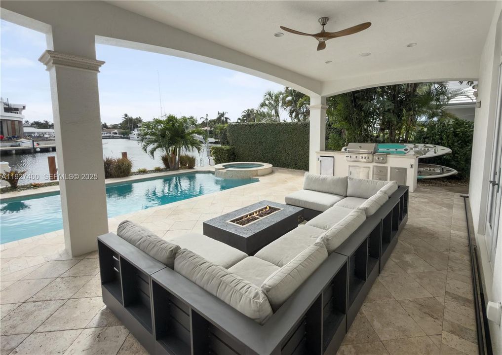 На продажу: $6,395,000 (5 спален, 5 ванн, 5415 Квадратных фут)