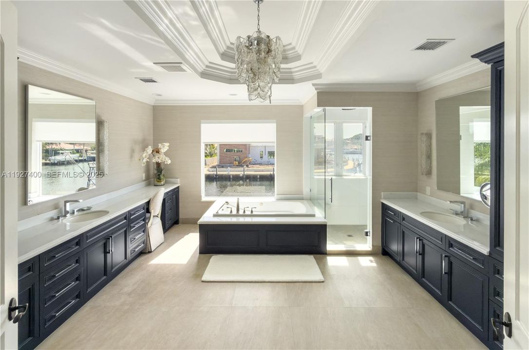 На продажу: $6,395,000 (5 спален, 5 ванн, 5415 Квадратных фут)