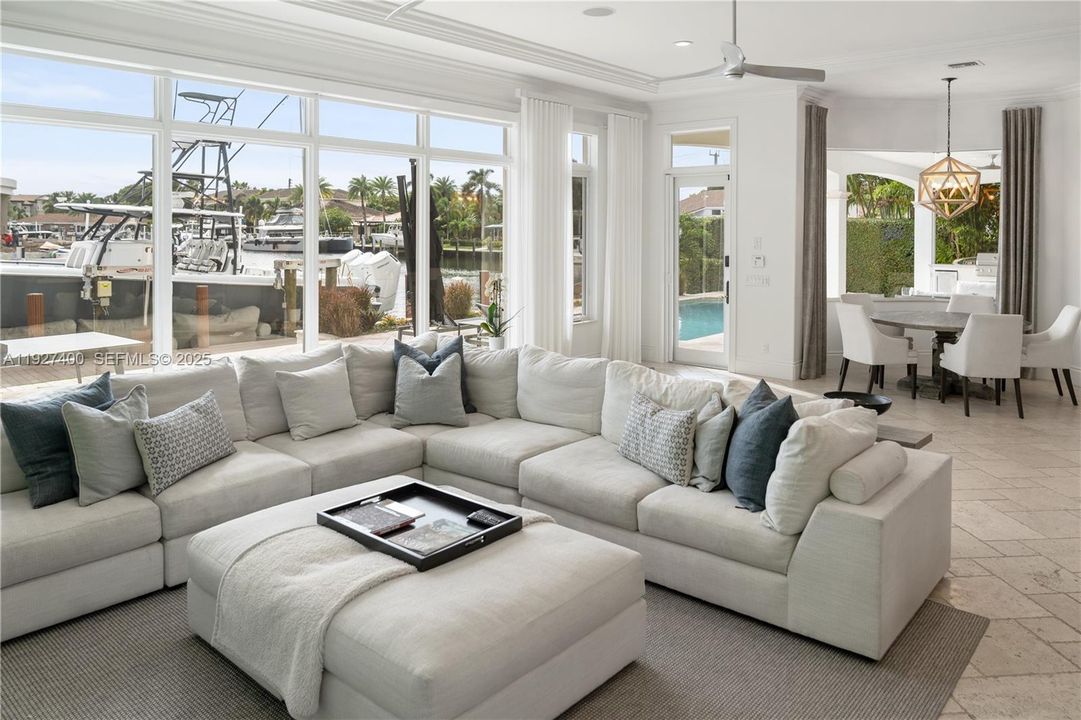 На продажу: $6,395,000 (5 спален, 5 ванн, 5415 Квадратных фут)