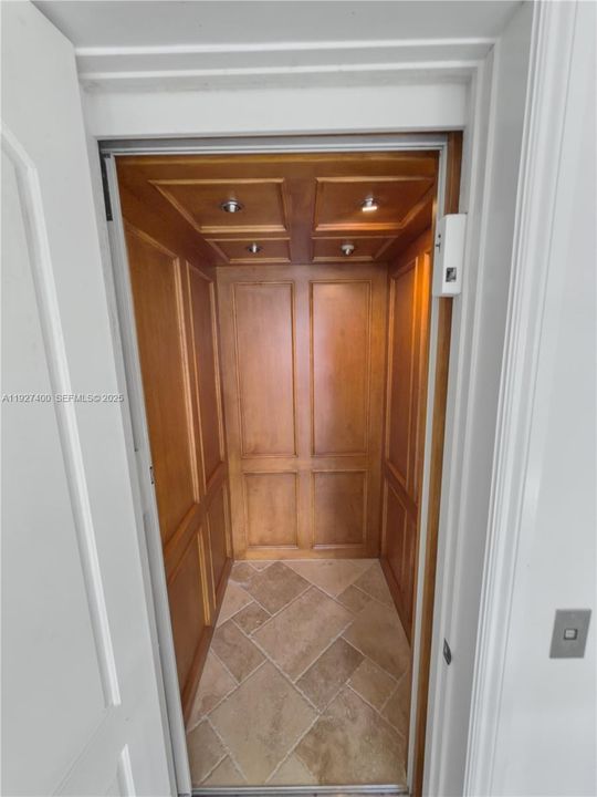 На продажу: $6,395,000 (5 спален, 5 ванн, 5415 Квадратных фут)