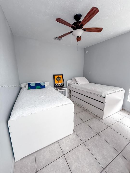 For Sale: $1,200,000 (3 beds, 1 baths, 1892 Square Feet)