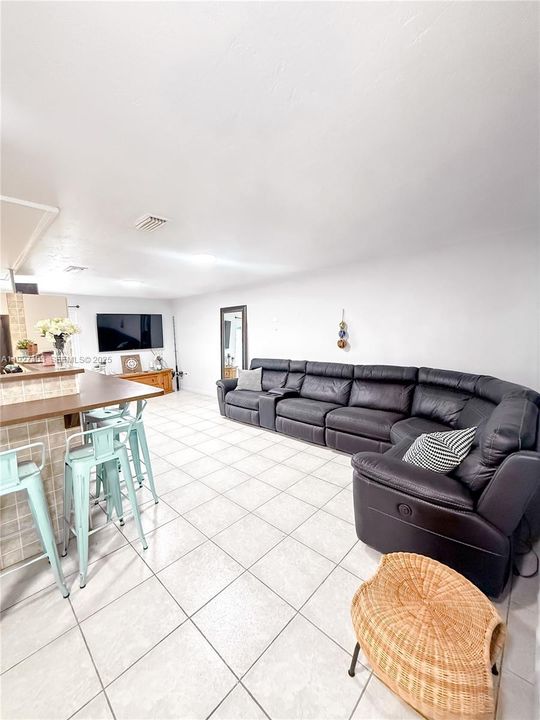 For Sale: $1,200,000 (3 beds, 1 baths, 1892 Square Feet)