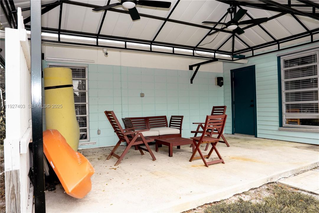 For Sale: $1,200,000 (3 beds, 1 baths, 1892 Square Feet)