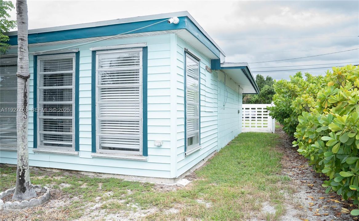 For Sale: $1,200,000 (3 beds, 1 baths, 1892 Square Feet)