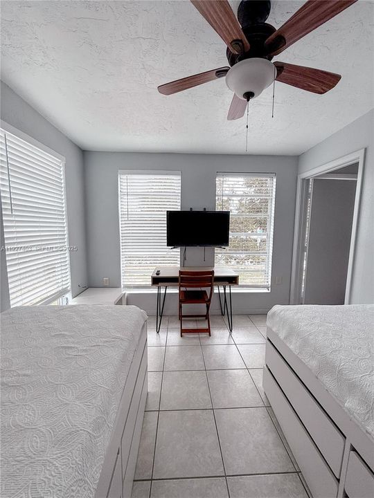 For Sale: $1,200,000 (3 beds, 1 baths, 1892 Square Feet)