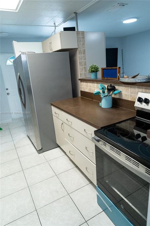 For Sale: $1,200,000 (3 beds, 1 baths, 1892 Square Feet)