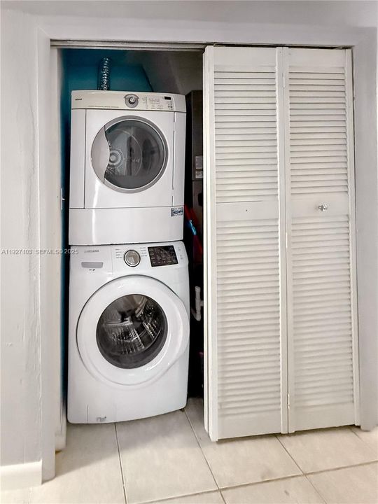 For Sale: $1,200,000 (3 beds, 1 baths, 1892 Square Feet)