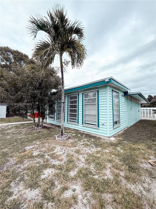 For Sale: $1,200,000 (3 beds, 1 baths, 1892 Square Feet)