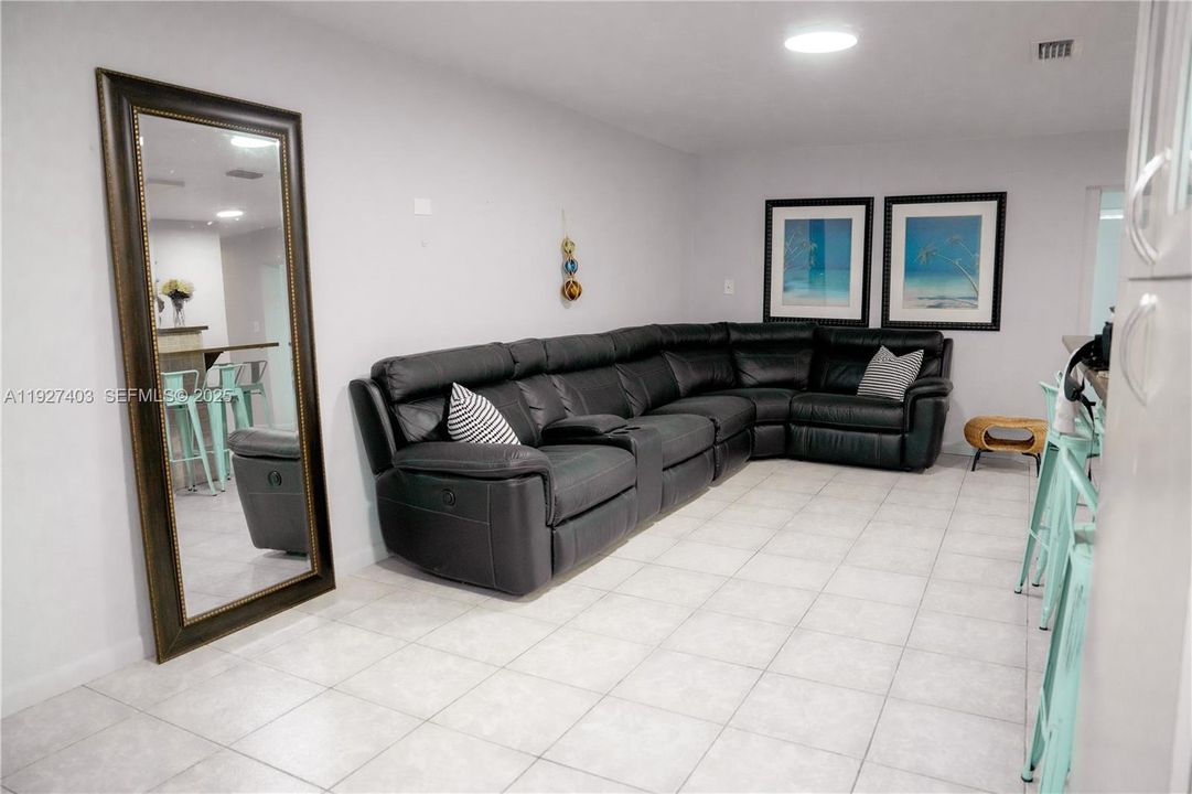 For Sale: $1,200,000 (3 beds, 1 baths, 1892 Square Feet)