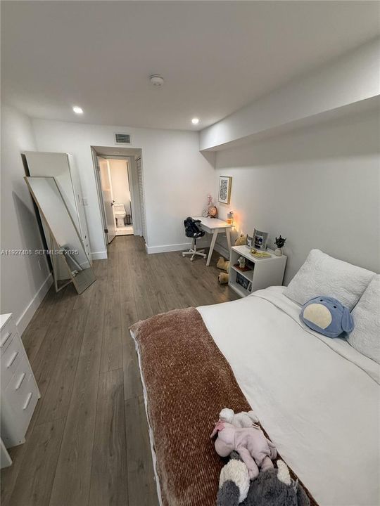 For Sale: $520,000 (2 beds, 2 baths, 1200 Square Feet)