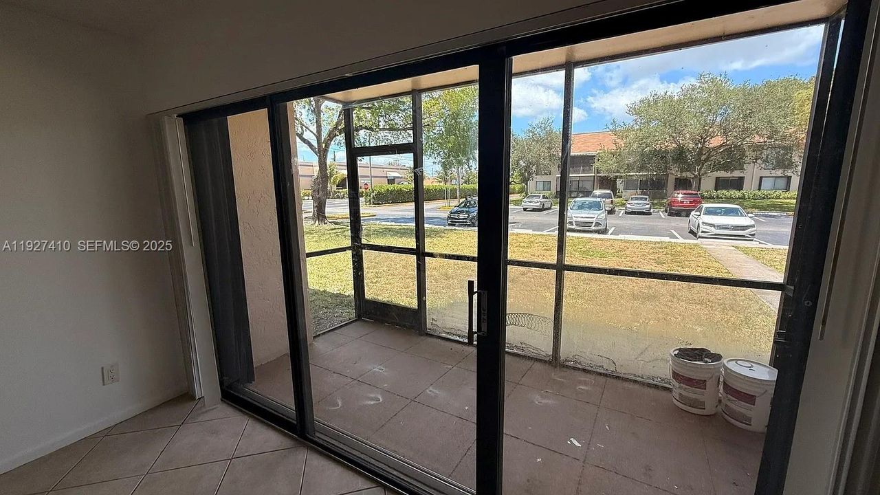 待售: $219,000 (2 贝兹, 2 浴室, 858 平方英尺)