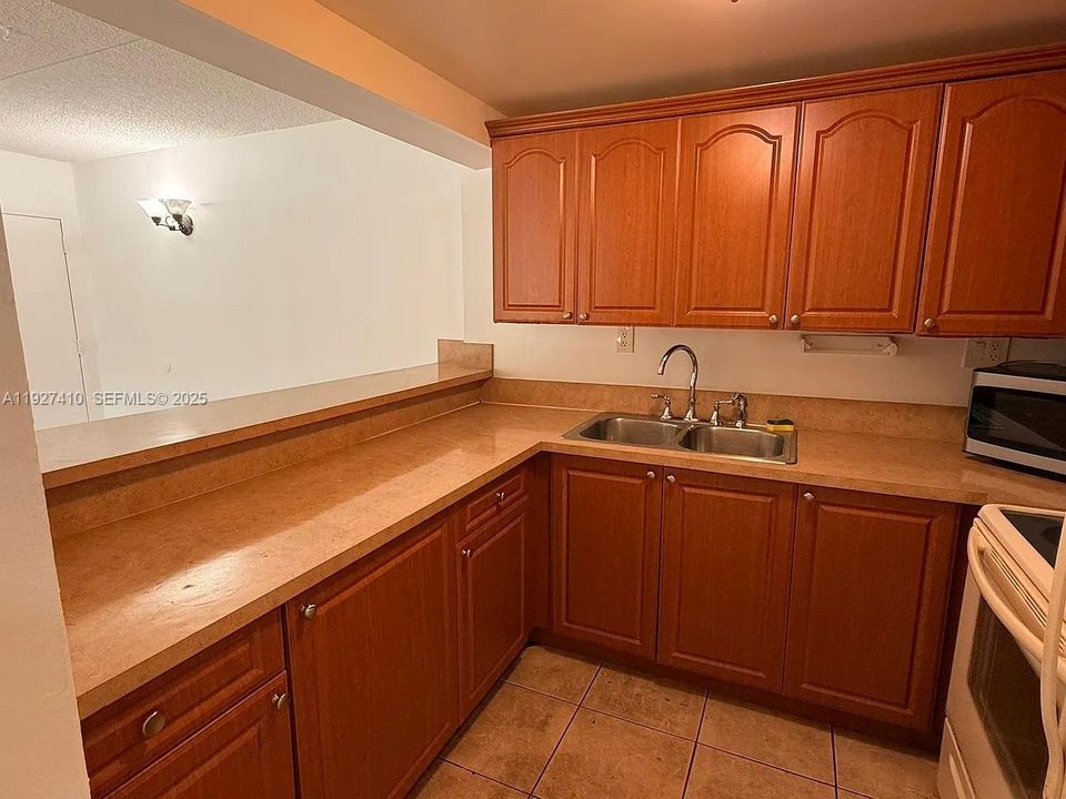 待售: $219,000 (2 贝兹, 2 浴室, 858 平方英尺)