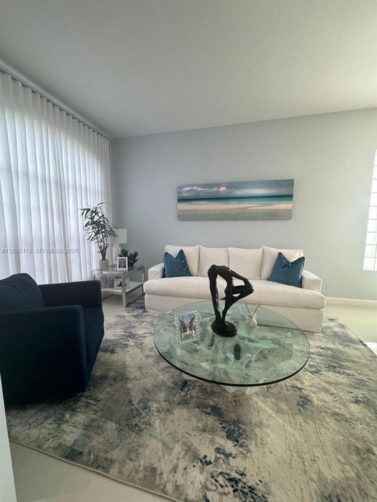 出租: $4,800 (4 贝兹, 2 浴室, 2037 平方英尺)