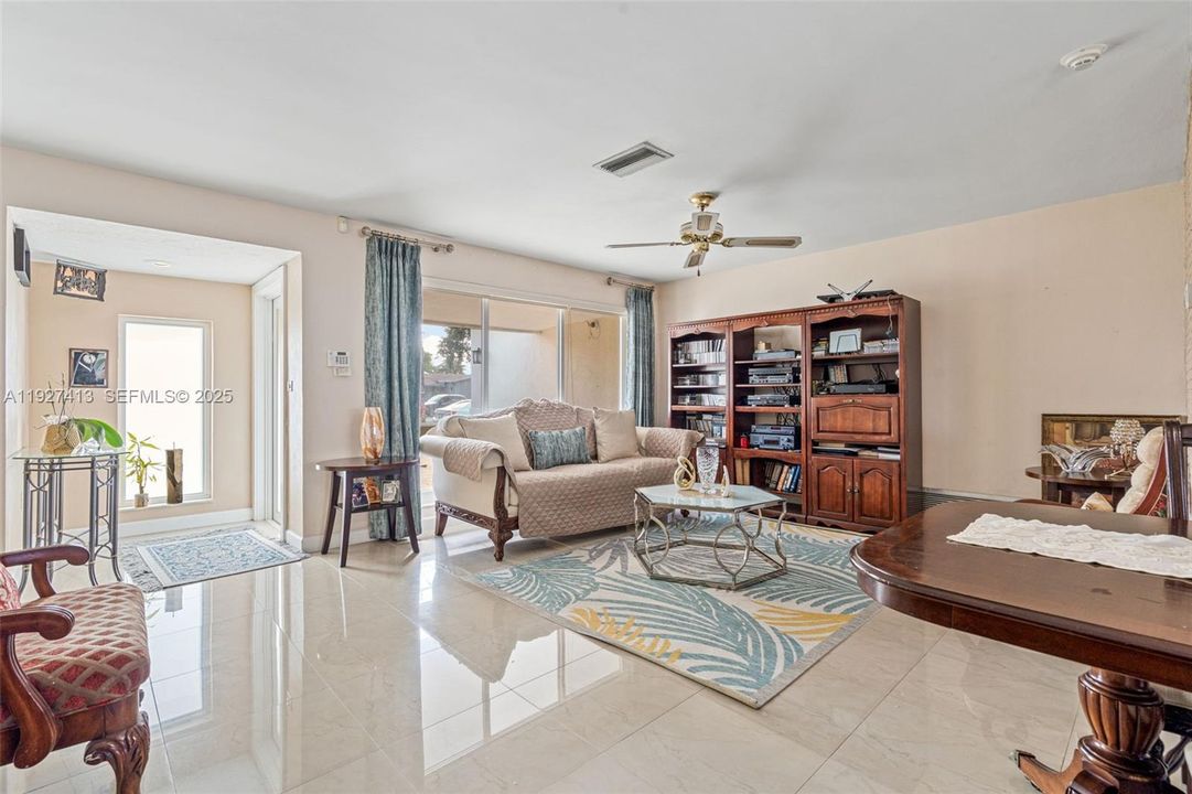 En Venta: $599,999 (4 camas, 2 baños, 1747 Pies cuadrados)