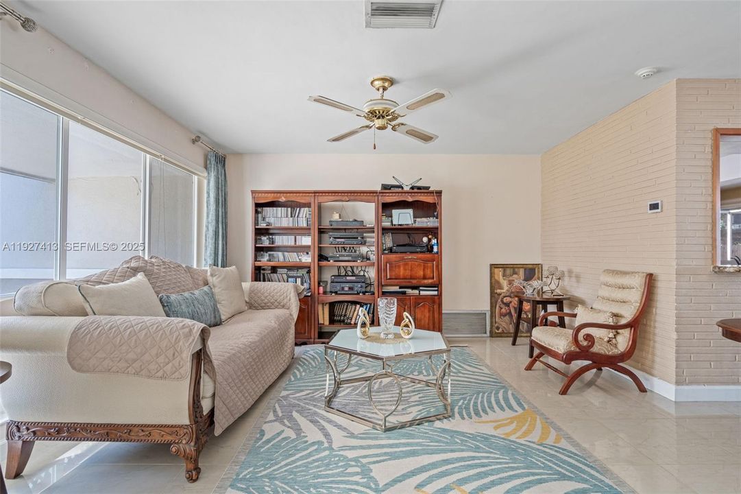 En Venta: $599,999 (4 camas, 2 baños, 1747 Pies cuadrados)