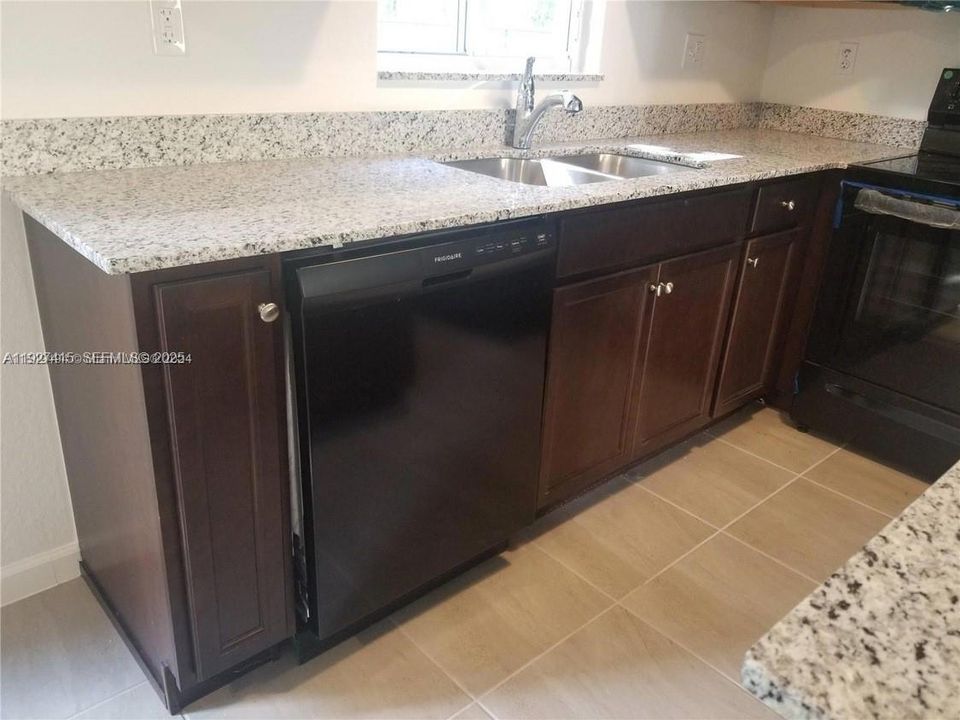 В аренду: $3,000 (3 спален, 2 ванн, 1380 Квадратных фут)