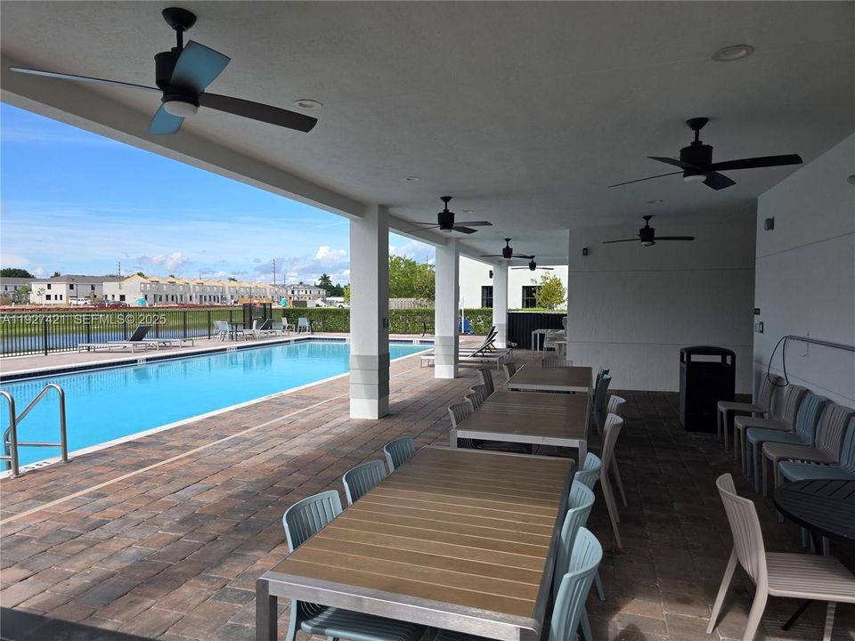 For Rent: $2,599 (3 beds, 3 baths, 1380 Square Feet)