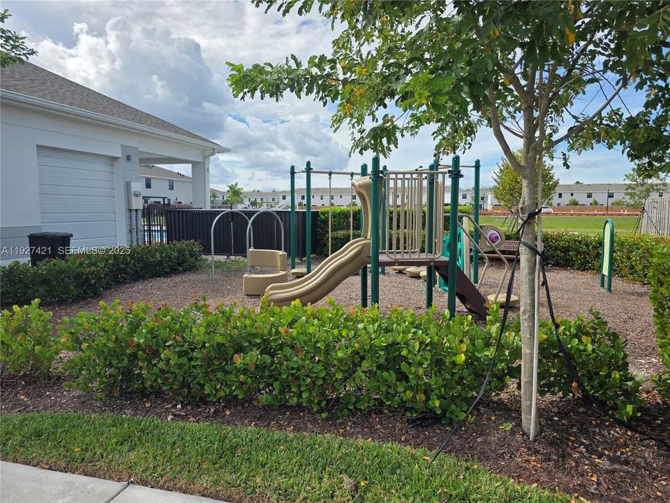 For Rent: $2,599 (3 beds, 3 baths, 1380 Square Feet)