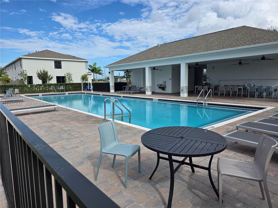 For Rent: $2,599 (3 beds, 3 baths, 1380 Square Feet)