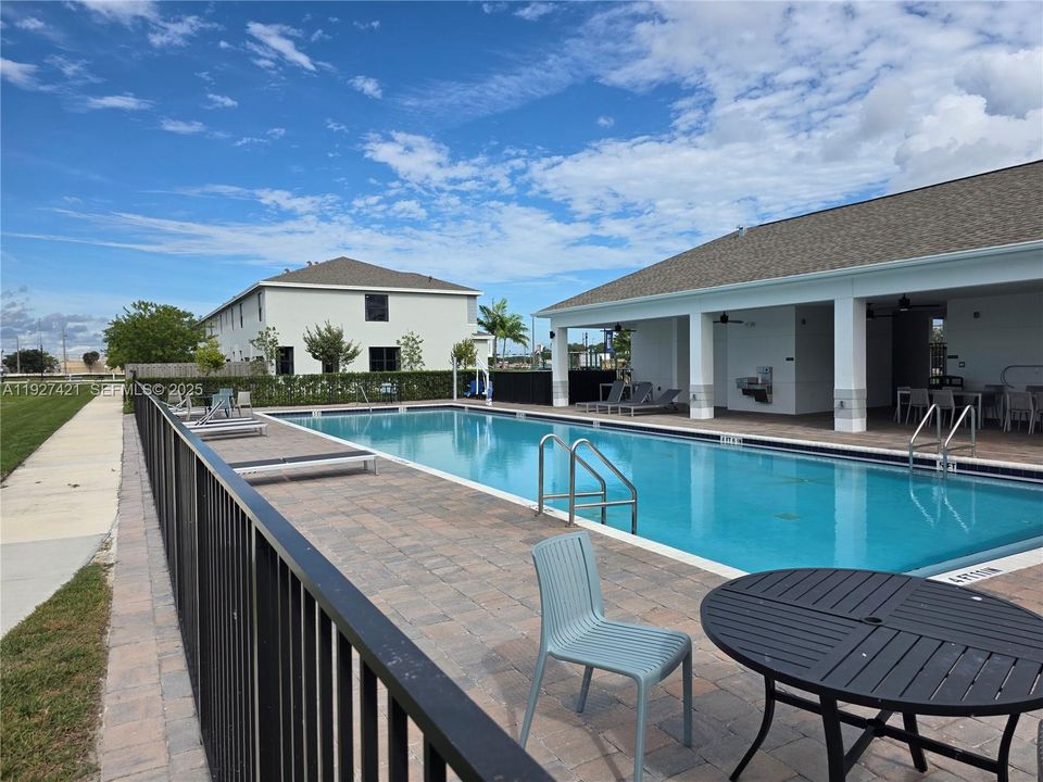 For Rent: $2,599 (3 beds, 3 baths, 1380 Square Feet)