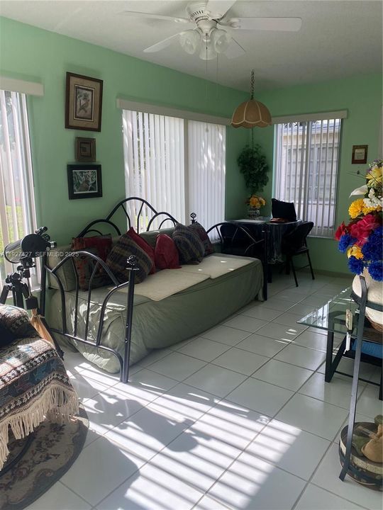 For Sale: $300,000 (2 beds, 1 baths, 1061 Square Feet)