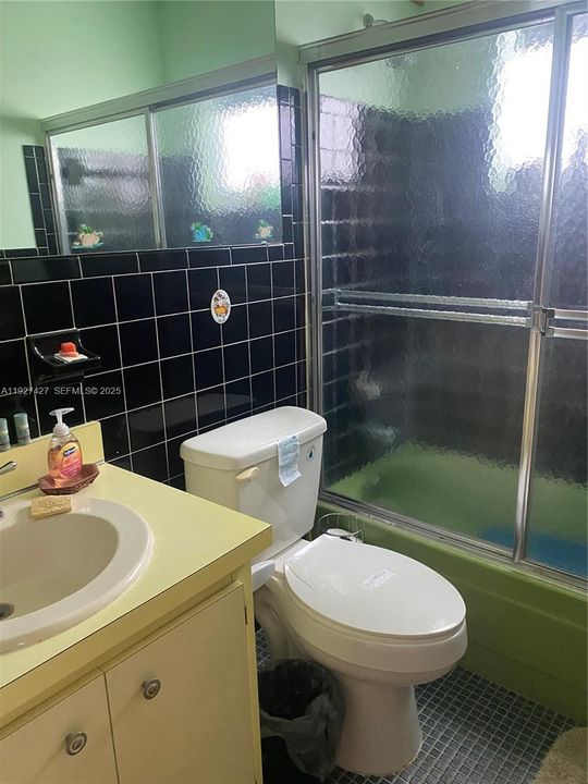 For Sale: $300,000 (2 beds, 1 baths, 1061 Square Feet)