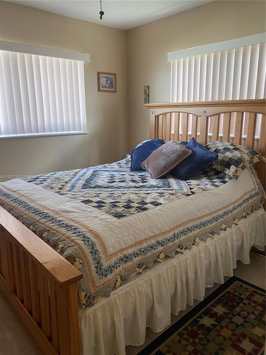 For Sale: $300,000 (2 beds, 1 baths, 1061 Square Feet)