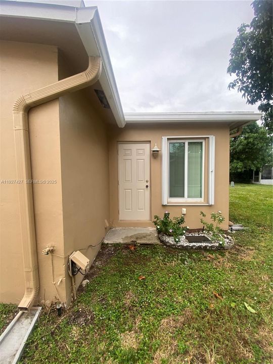 For Sale: $300,000 (2 beds, 1 baths, 1061 Square Feet)