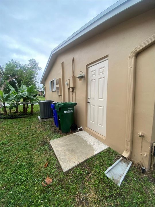 For Sale: $300,000 (2 beds, 1 baths, 1061 Square Feet)