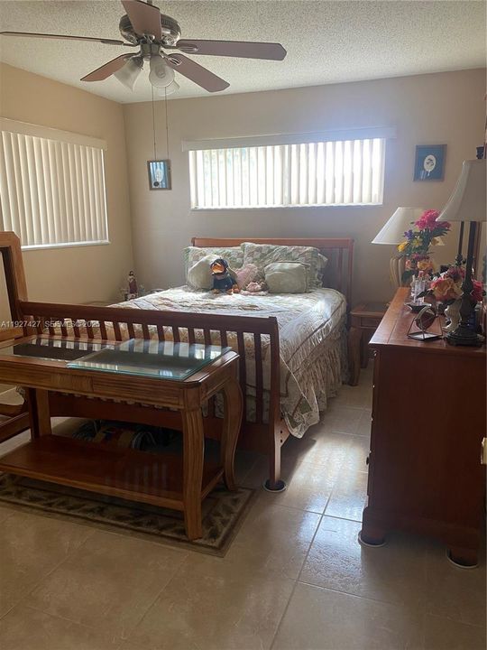 For Sale: $300,000 (2 beds, 1 baths, 1061 Square Feet)