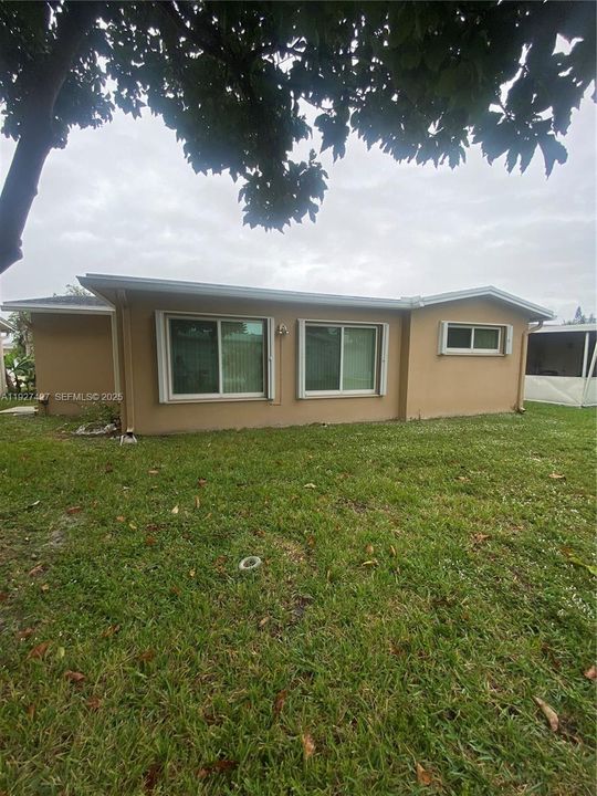 For Sale: $300,000 (2 beds, 1 baths, 1061 Square Feet)