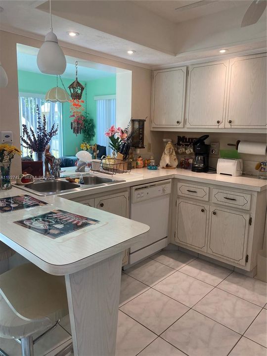 For Sale: $300,000 (2 beds, 1 baths, 1061 Square Feet)