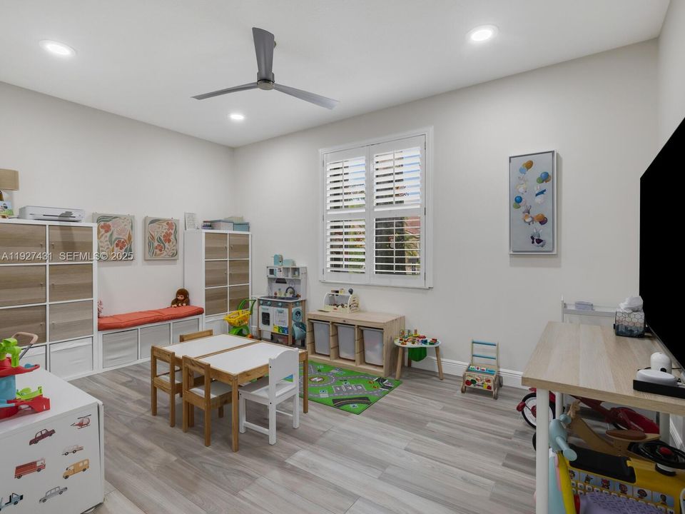 For Sale: $1,650,000 (5 beds, 3 baths, 3298 Square Feet)