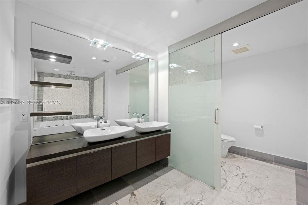 For Sale: $540,000 (1 beds, 1 baths, 822 Square Feet)